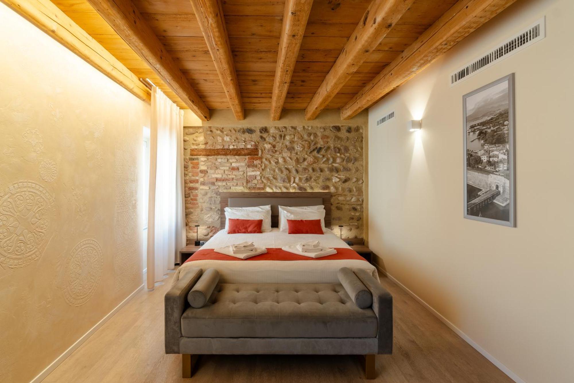 Отель La Casa In Paese Пескьера-дель-Гарда Экстерьер фото