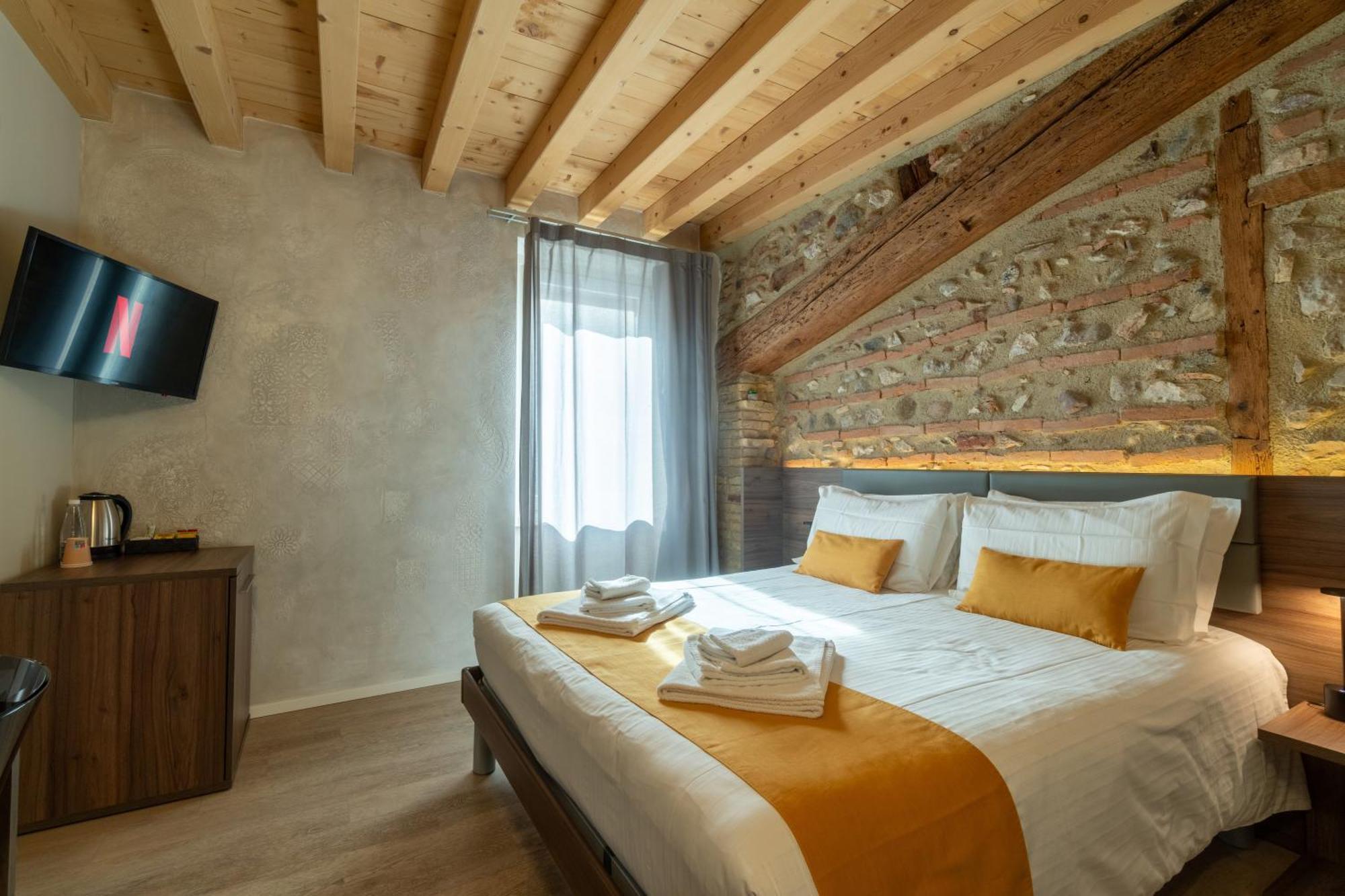Отель La Casa In Paese Пескьера-дель-Гарда Экстерьер фото